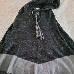 David and Young Black/Gray Fringe-Hem Hooded Poncho 